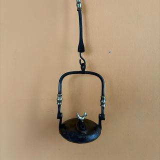 Lámpara de aceite antigua con gancho candil minero