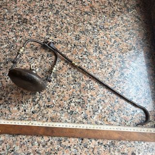 Lámpara de aceite antigua con gancho candil minero