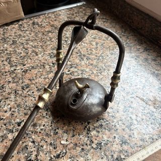 Lámpara de aceite antigua con gancho candil minero