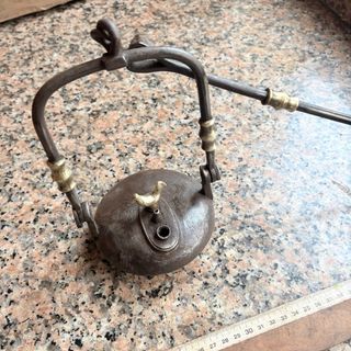 Lámpara de aceite antigua con gancho candil minero