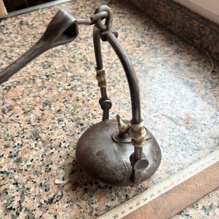 Lámpara de aceite antigua con gancho candil minero