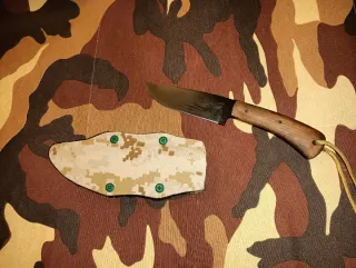 Cuchillo militar con funda