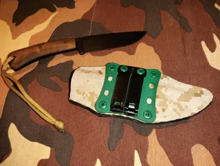 Cuchillo militar con funda