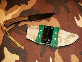 Cuchillo militar con funda