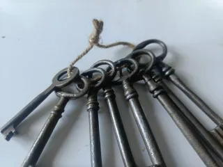 8 Llaves antiguas de metal