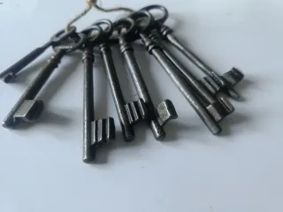 8 Llaves antiguas de metal