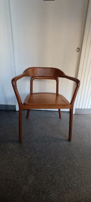 Silla de madera maciza hecha a mano