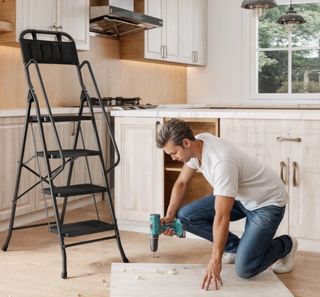 Escalera Plegable 4 Peldaños Negra