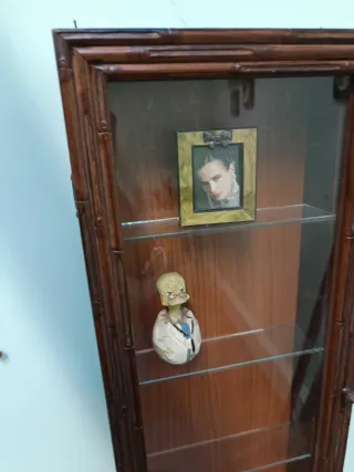 Vetrina bambù con ripiani in vetro