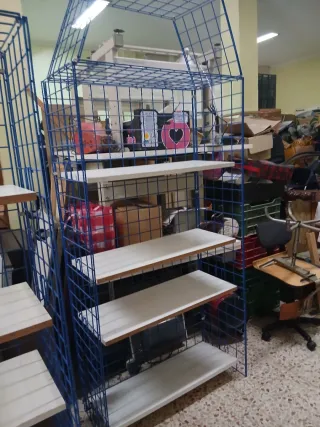 Estanterías metálicas azules