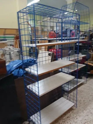 Estanterías metálicas azules