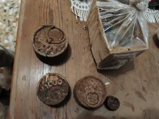 Balanza antigua de latón con juego de pesas