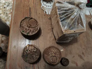 Balanza antigua de latón con juego de pesas