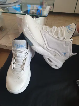 Zapatillas Jordan Blancas y Azules.