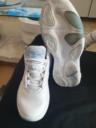 Zapatillas Jordan Blancas y Azules.