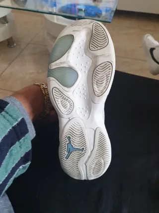 Zapatillas Jordan Blancas y Azules.