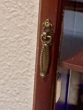 Vitrina de madera y cristal