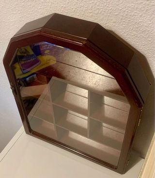 Vitrina de madera y cristal