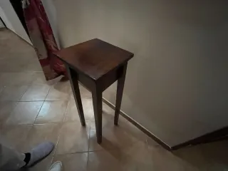 Tavolino in legno scuro