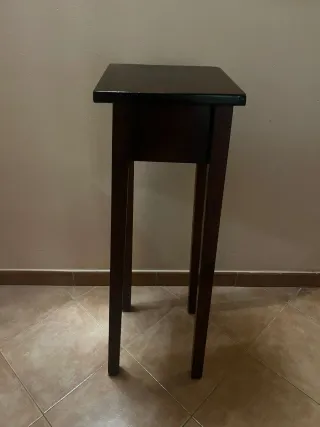 Tavolino in legno scuro