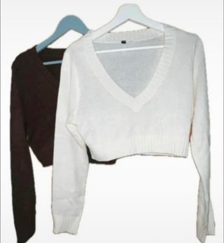 Dos jerséis cuello pico marrón y crema