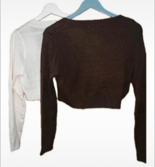 Dos jerséis cuello pico marrón y crema