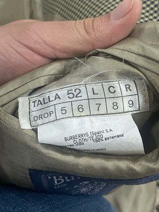 Chaqueta de traje gris y beige