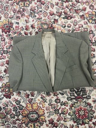Chaqueta de traje gris y beige