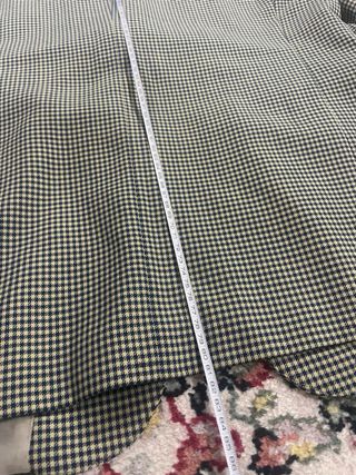 Chaqueta de traje gris y beige