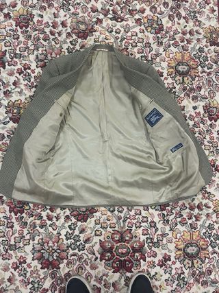 Chaqueta de traje gris y beige