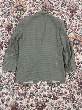 Chaqueta de traje gris y beige