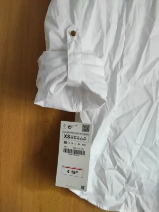 Camisa blanca entallada de Zara Basic