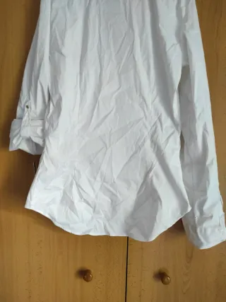 Camisa blanca entallada de Zara Basic