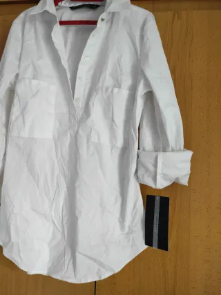 Camisa blanca entallada de Zara Basic