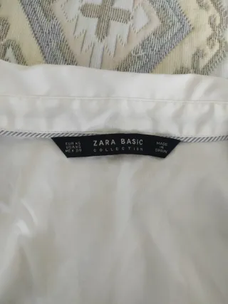 Camisa blanca entallada de Zara Basic