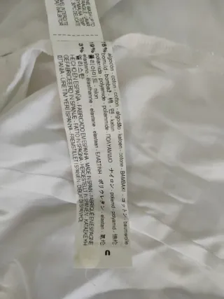 Camisa blanca entallada de Zara Basic