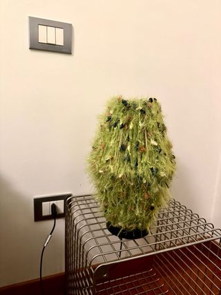 Lampada da comodino in tessuto peloso