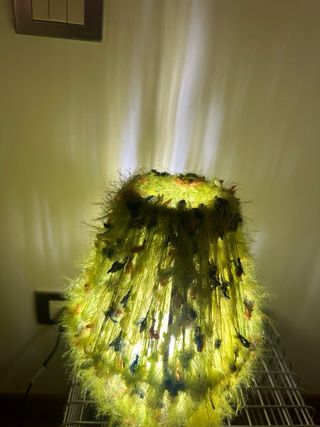 Lampada da comodino in tessuto peloso