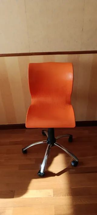 Silla de estudio naranja plástico y metal