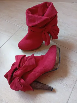 Botas de tacón rojas con lazo