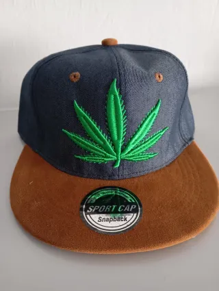 Gorra Snapback con hoja de marihuana