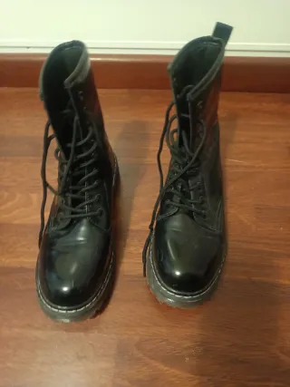 Botas negras con cordones