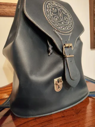 Mochila azul con diseño circular