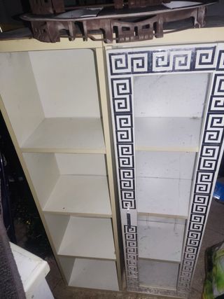 Estantería beige con marco decorativo