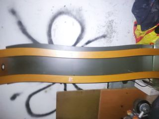 Estantería beige con marco decorativo