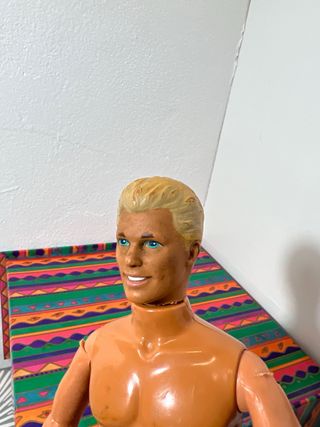 Barbie Ken anni '90 con abbigliamento vivace e colorato