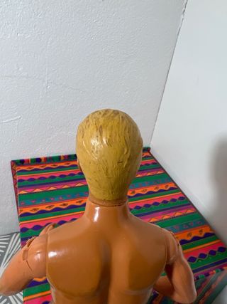 Barbie Ken anni '90 con abbigliamento vivace e colorato