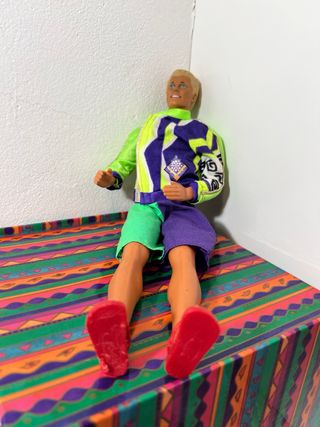 Barbie Ken anni '90 con abbigliamento vivace e colorato