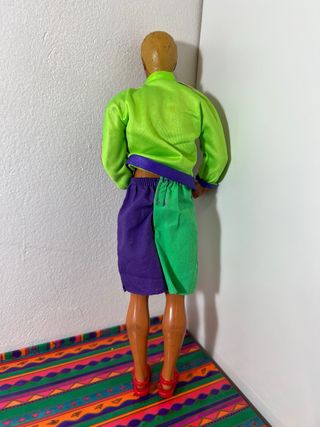 Barbie Ken anni '90 con abbigliamento vivace e colorato