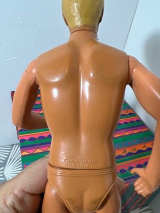 Barbie Ken anni '90 con abbigliamento vivace e colorato